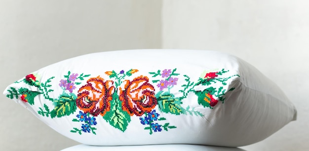 haftowana poduszka detal